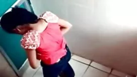 বল লোগো সহ টি-শার্ট  ...