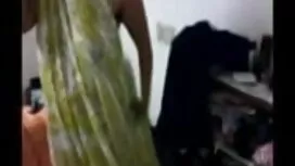একটি পুরুষ কর্মচারী  ...